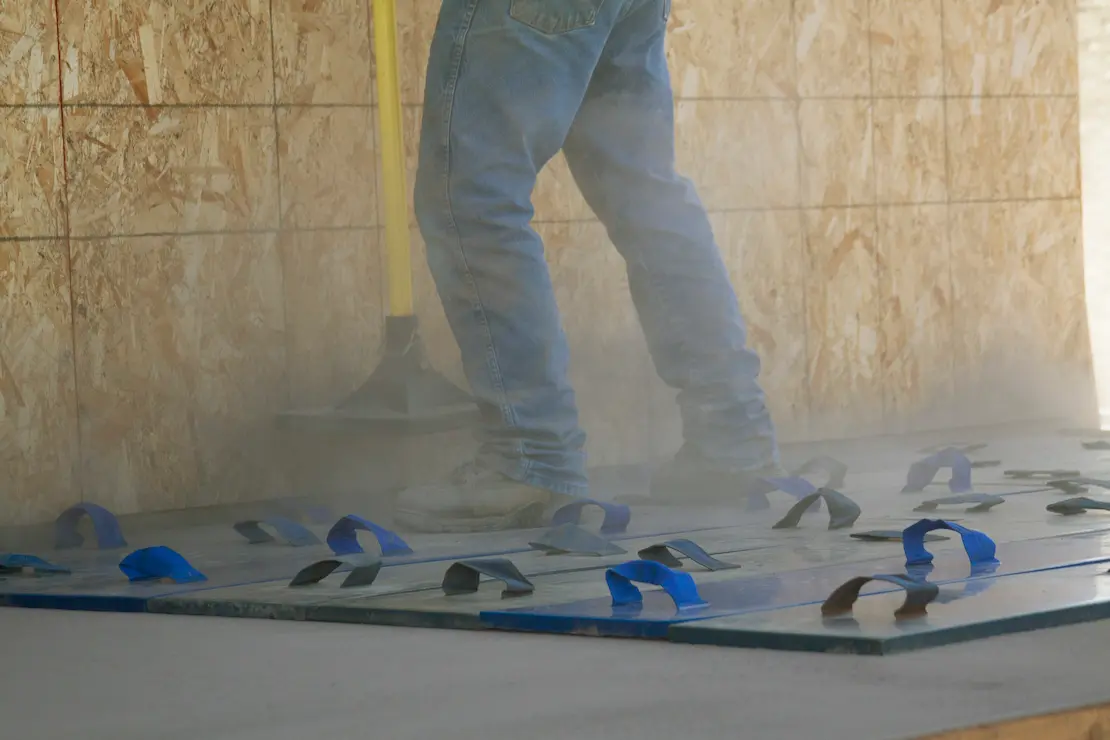 Applicateur de béton imprimé en train de tamponner